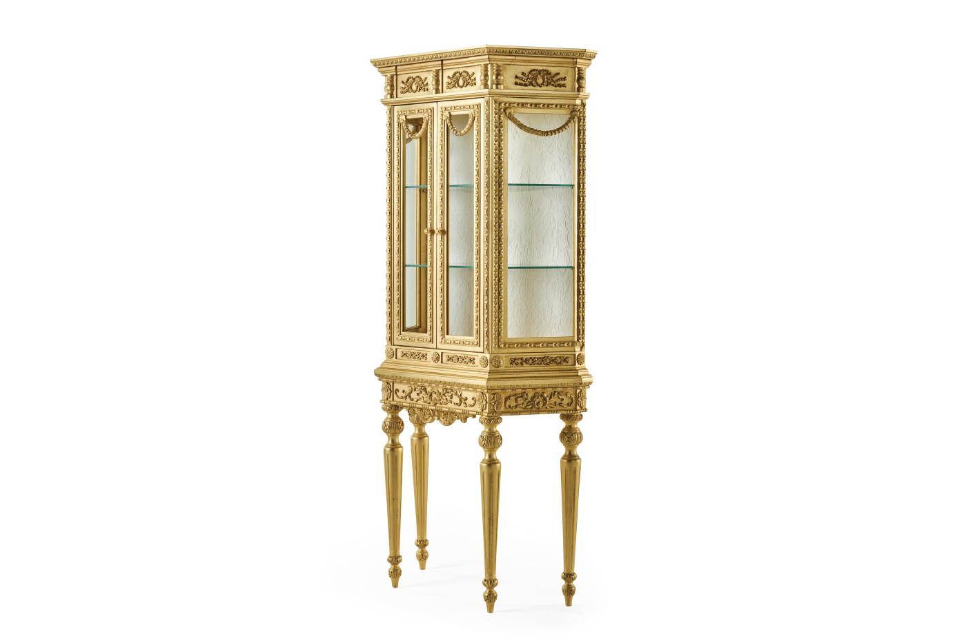 GUIRLANDE showcase - A luxury experience with the Sogni sul Lago collection and its classic luxurious furniture