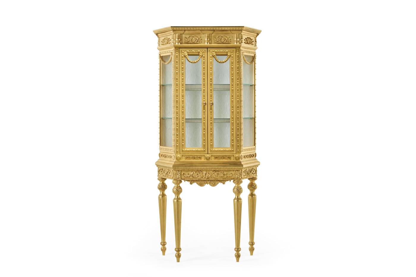 GUIRLANDE showcase - A luxury experience with the Sogni sul Lago collection and its classic luxurious furniture